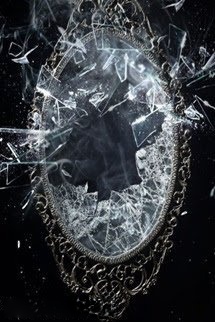Bìa truyện Gương Kia Ngự Ở Trên Tường